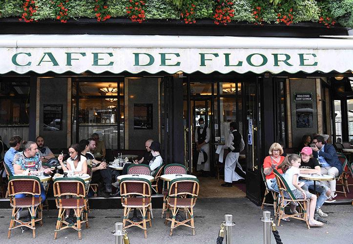 资料图:图为民众在法国巴黎市中心著名的花神咖啡馆接受餐饮服务.