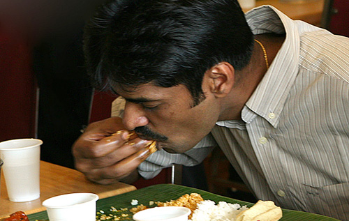 印度人吃饭为何喜欢用手抓