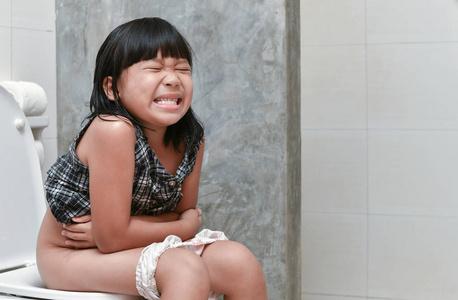 女孩在浴室里感到便秘的痛苦照片