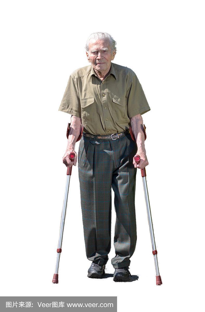 一位拄着拐杖走路的退休老人