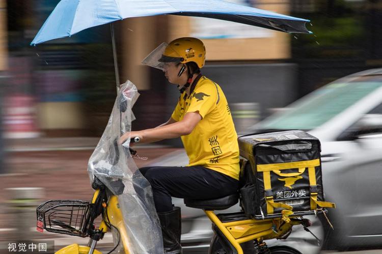 北京,上海三座调研城市中,每日工作时长 10 至 12 小时的外卖骑手们