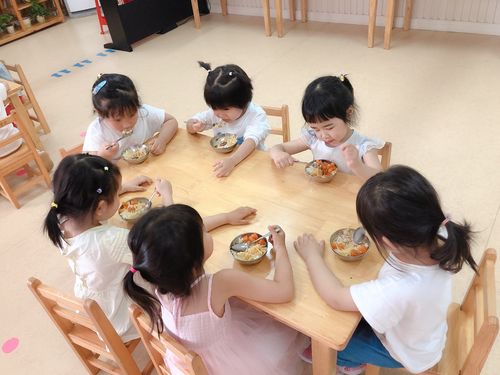 在幼儿园小朋友也有认真的吃饭哦!在家也要一样不能挑食哦!