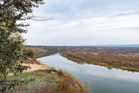 肖洛霍夫秋天俄罗斯草原和平静的顿河景观照片