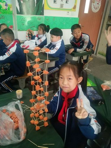 潍坊市实验小学2.4中队科技节活动之胡萝卜牙签搭高塔