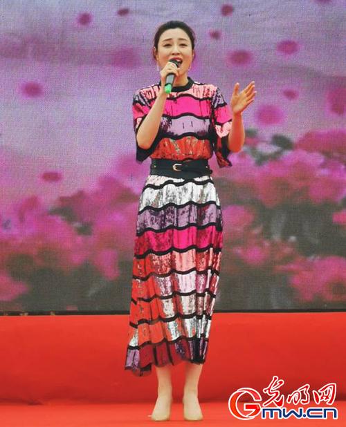资讯 正文  中国铁路文工团女高音歌唱家,国家一级演员高文致演唱的