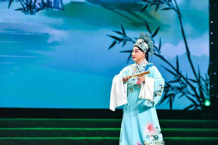 张伟自2007年首次推出以来,江苏中秋戏曲晚会至今已连续举办13届