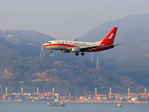 上海航空大概是"波音737"吧,行家确认一下