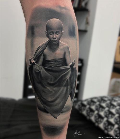 漂浮的虔诚佛教小和尚黑灰写实纹身图案
