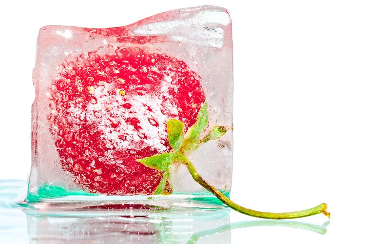 在白色的背景上草莓被冻在冰块里草莓在玻璃上的冰多维数据集