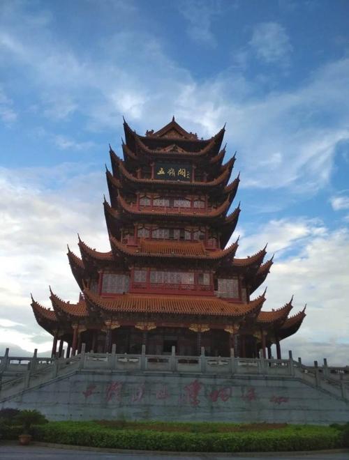 五岭阁是郴州市第一个规模较大的园林仿古建筑,是郴州市的标志性建筑
