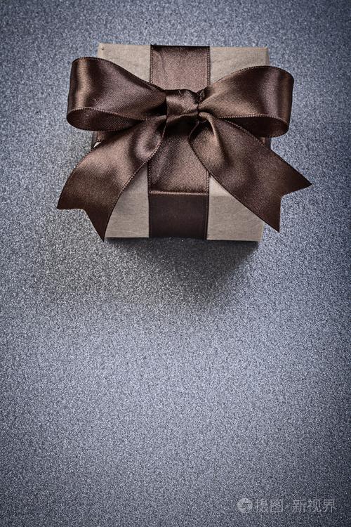 灰色背景庆祝概念包装礼品盒