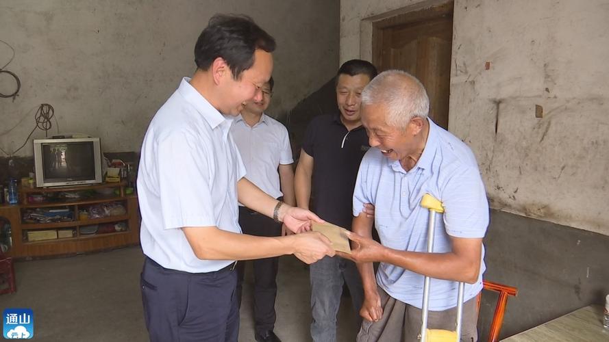 6月29日,县委副书记,政法委书记王良永到南林桥镇走访慰问老党员,为