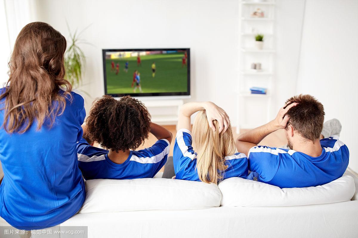 体育,人和娱乐概念-朋友或球迷在家里看电视上的足球比赛.