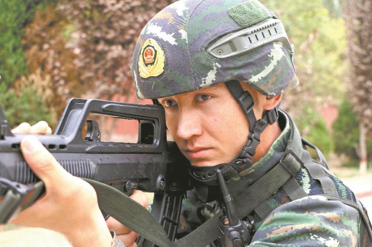 武警新疆总队和田支队中士库尔班·达吾提—— "我们的国家特别好"