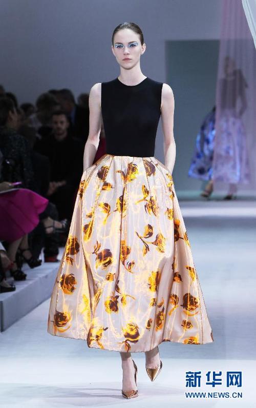 9月28日,模特在巴黎时装周上展示法国品牌克里斯汀·迪奥2013春夏新品