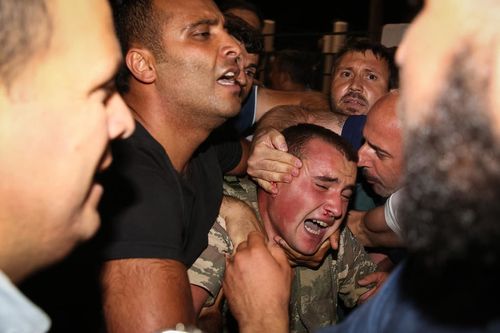 土耳其叛军惨遭民众暴打多人被打死