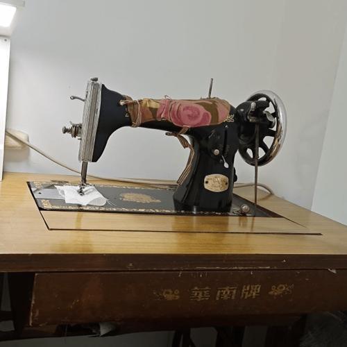 林楚霏家的缝纫机这是华南牌的缝纫机,在我们家已经待了42年.