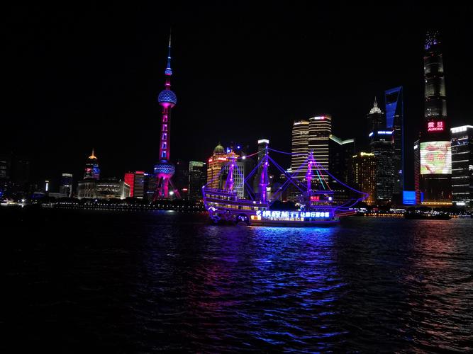 上海,一个在霓虹灯里璀璨的城市