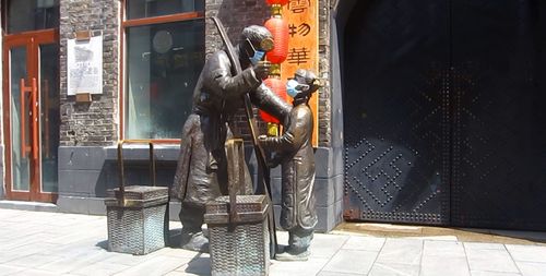 戴口罩的铜人雕塑——哈尔滨中华巴洛克景区