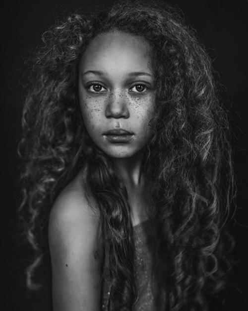 英国女摄影师拍摄的黑白儿童肖像 诠释了儿童的美丽与纯洁