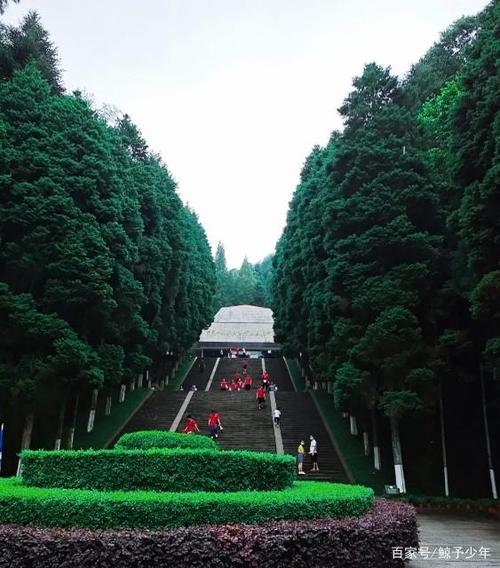 井冈山为国家级风景名胜区,红色旅游景区,吸引着大批游客前来