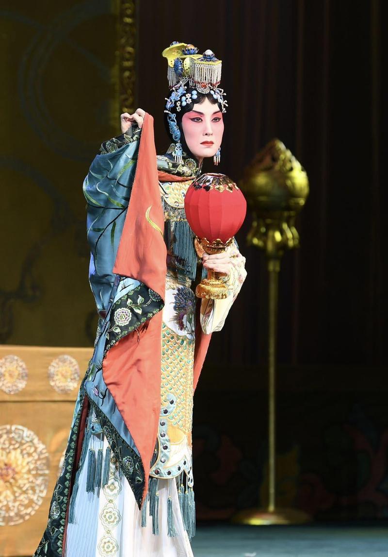 评张火丁《霸王别姬》:京剧需要的是飞舞的剑袍,不是待烧的装裹