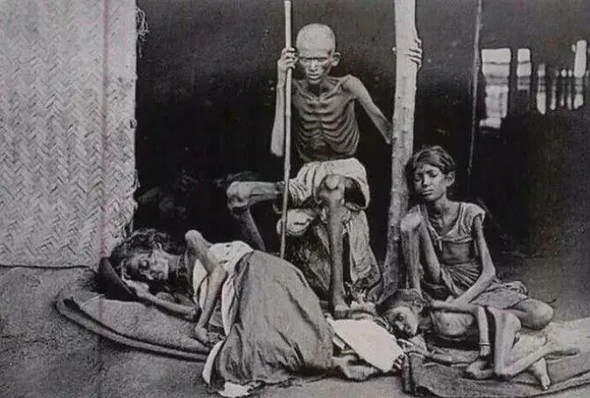 1877年,印度南部,一家已经饿得奄奄一息的照片,画面中的每个人都已经