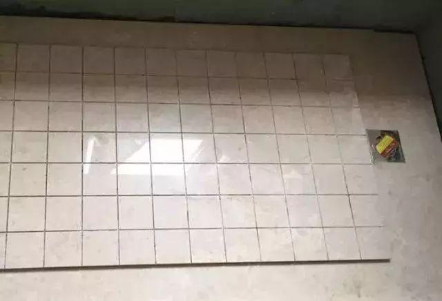 卫生间淋浴房地面别贴瓷砖了,现在流行做一个拉槽,防滑又显档次!