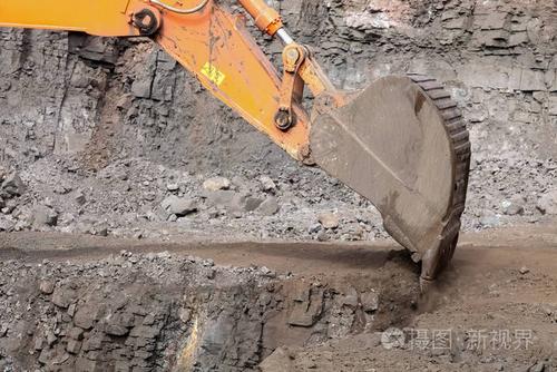 大型挖掘机在露天矿富矿岩体开挖中的挖掘