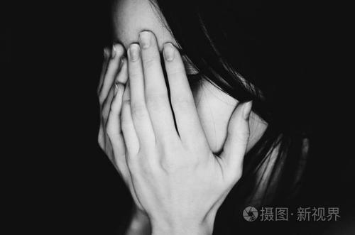 哭泣的年轻女孩用手遮住她的脸黑白色