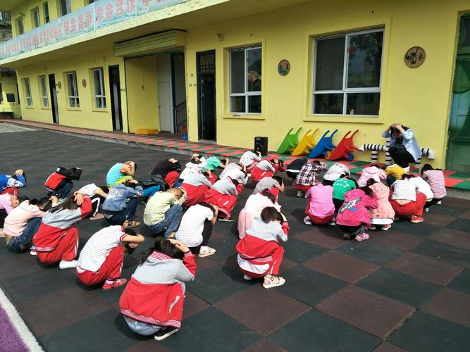 汶川地震十周年---小百灵幼儿园进行防震应急演练 - 美篇