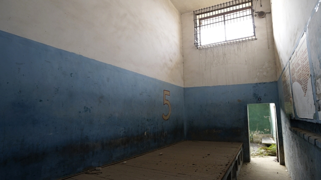 过渡房一般是看守所里的001号房,里面关押的都是刚进看守里的犯人.