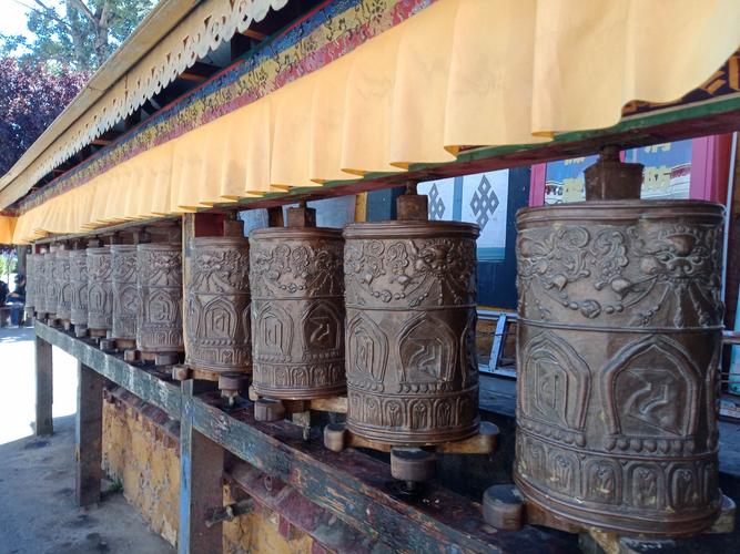 布达拉宫下面的转经筒,蔵族人把经放在转筒里,每转动一次就相当于念颂