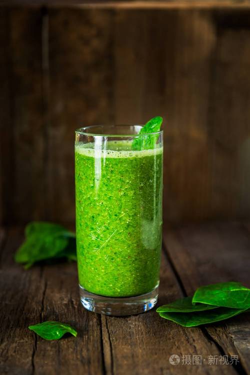 新鲜的健康绿色的果汁