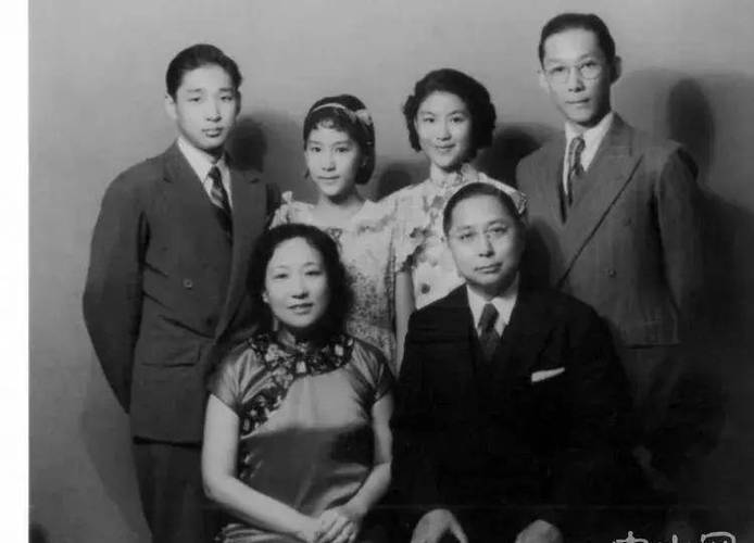 1937年,孙穗华(后排左二)与父亲孙科(前排右),母亲陈淑英(前排左)