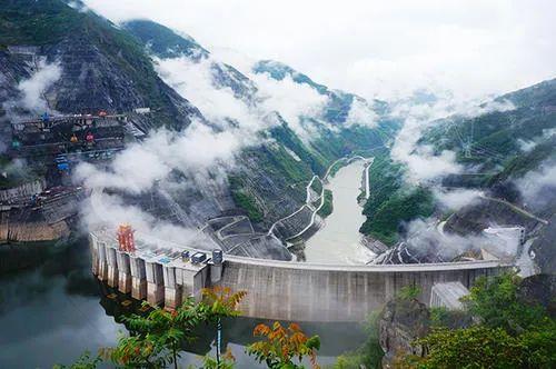 锦屏水电站工程位于我国西南高山峡谷岩溶地区,是四川省境内装机规模