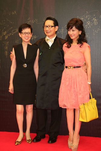 正文  新浪娱乐讯 香港著名时装设计大师刘培基将于7月17日起举办个人