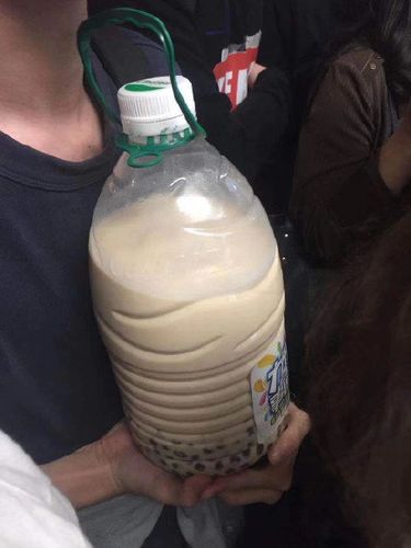哈哈哈哈哈哈哈杰伦今天在广州参加活动,粉丝带了几大桶珍珠奶茶!