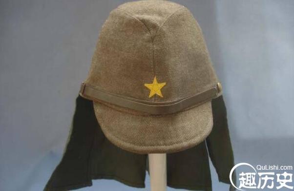 日本军人帽子上为何会有两片"屁帘"遮挡