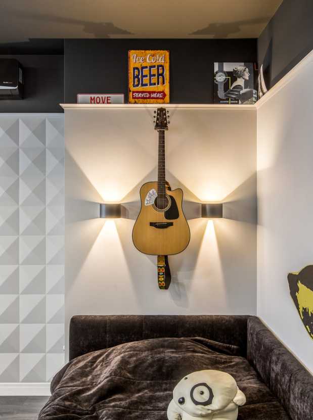 在床的背景墙上,挂上一把吉他是不是特别的个性?