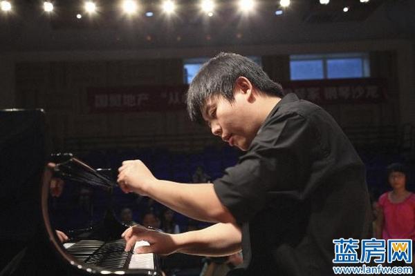 国贸地产邀请中央音乐学院鼓浪屿钢琴学校的黄翔老师,为孩子们开展了