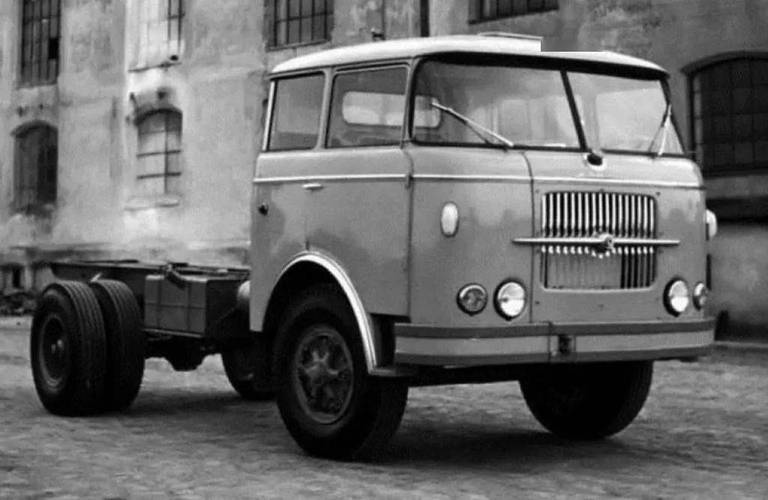 五十年代的利亚兹706rt平头卡车黄河jn150的原型车