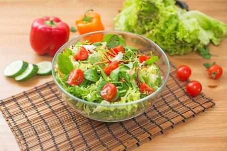 健康的绿色蔬菜沙拉图片-健康的绿色蔬菜沙拉素材-健康的绿色蔬菜沙拉