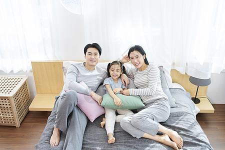 国外幸福的一家人在床背景