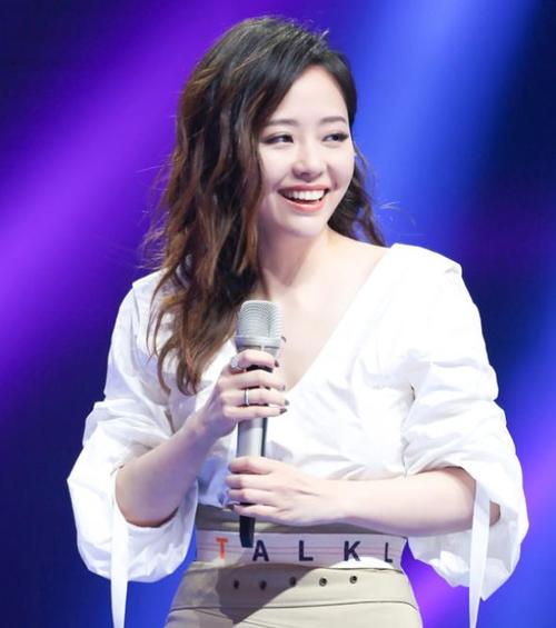 张靓颖是一位著名的华语女歌手,曾在2005年参加超级女声比赛并获得第