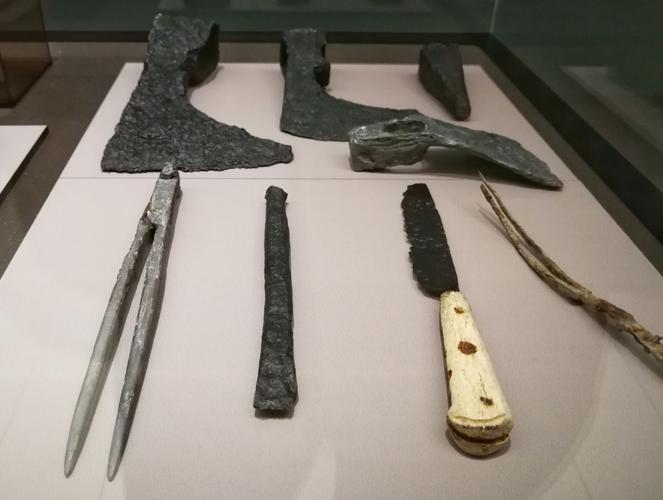 公元前铁器时代的各种工具.