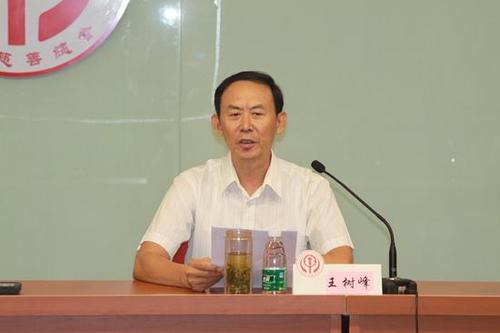 中华慈善总会常务副会长王树峰宣读"中华慈善日"倡议书
