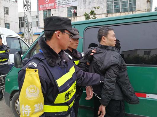 云南一运钞员上路被查枪指警察 要求出示执法证