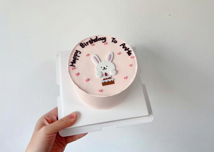 4寸手绘小兔子蛋糕