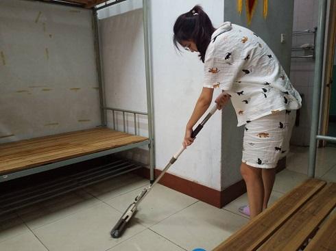 外国语学院开展新生宿舍卫生清扫活动